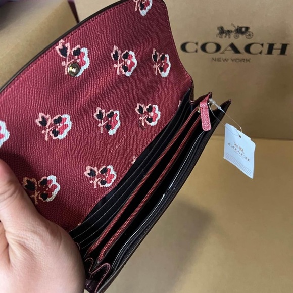 *RARE* COACH Metallic Cherry Bramble Rose Crossgrain Leather
Envelope Wallet Nwt - Picture 2 of 14